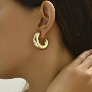 Unique and Lightweight C-Shaped Hoop Earrings